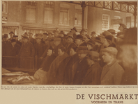 874213 Afbeelding van het publiek op de visafslag op de Kalisbrug aan de Vismarkt te Utrecht.